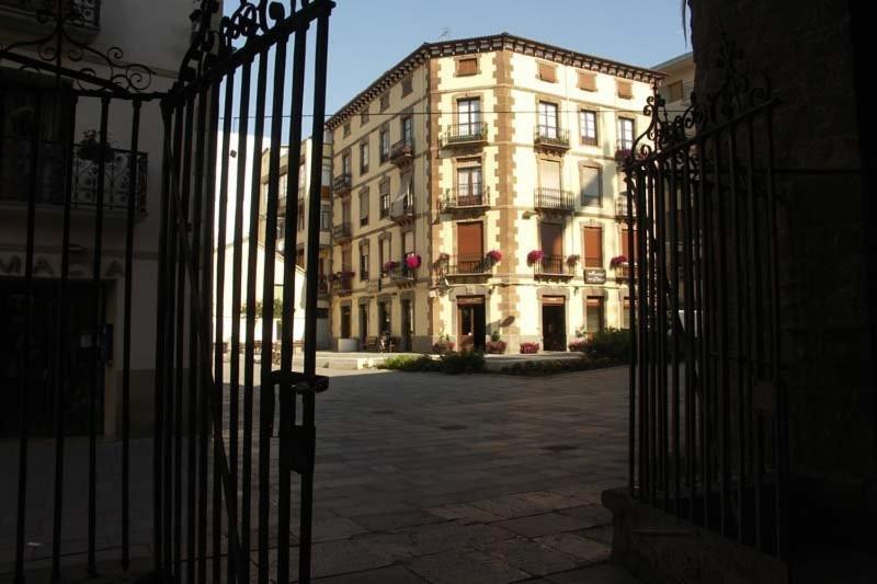 Hostal Paris Jaca Exterior photo