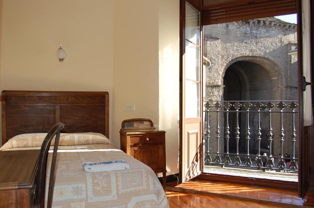 Hostal Paris Jaca Exterior photo