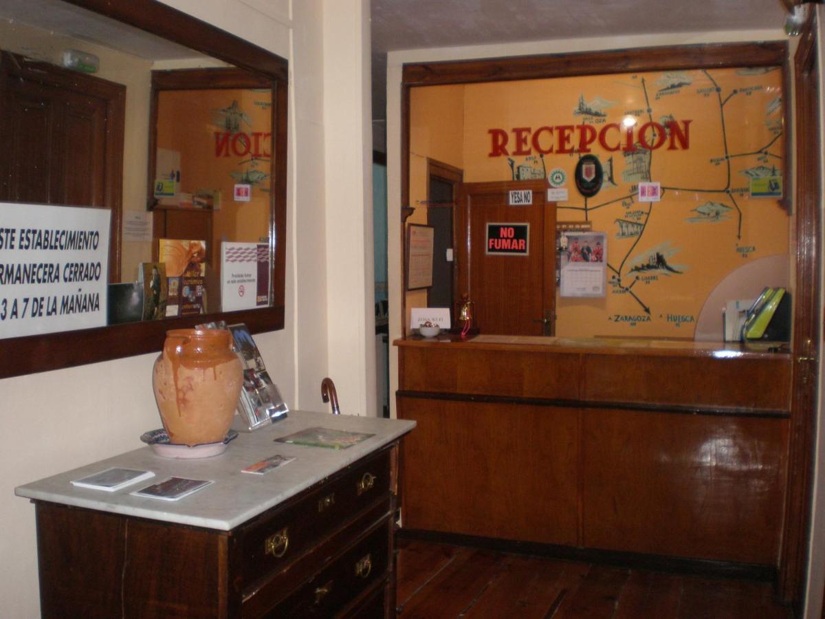 Hostal Paris Jaca Exterior photo